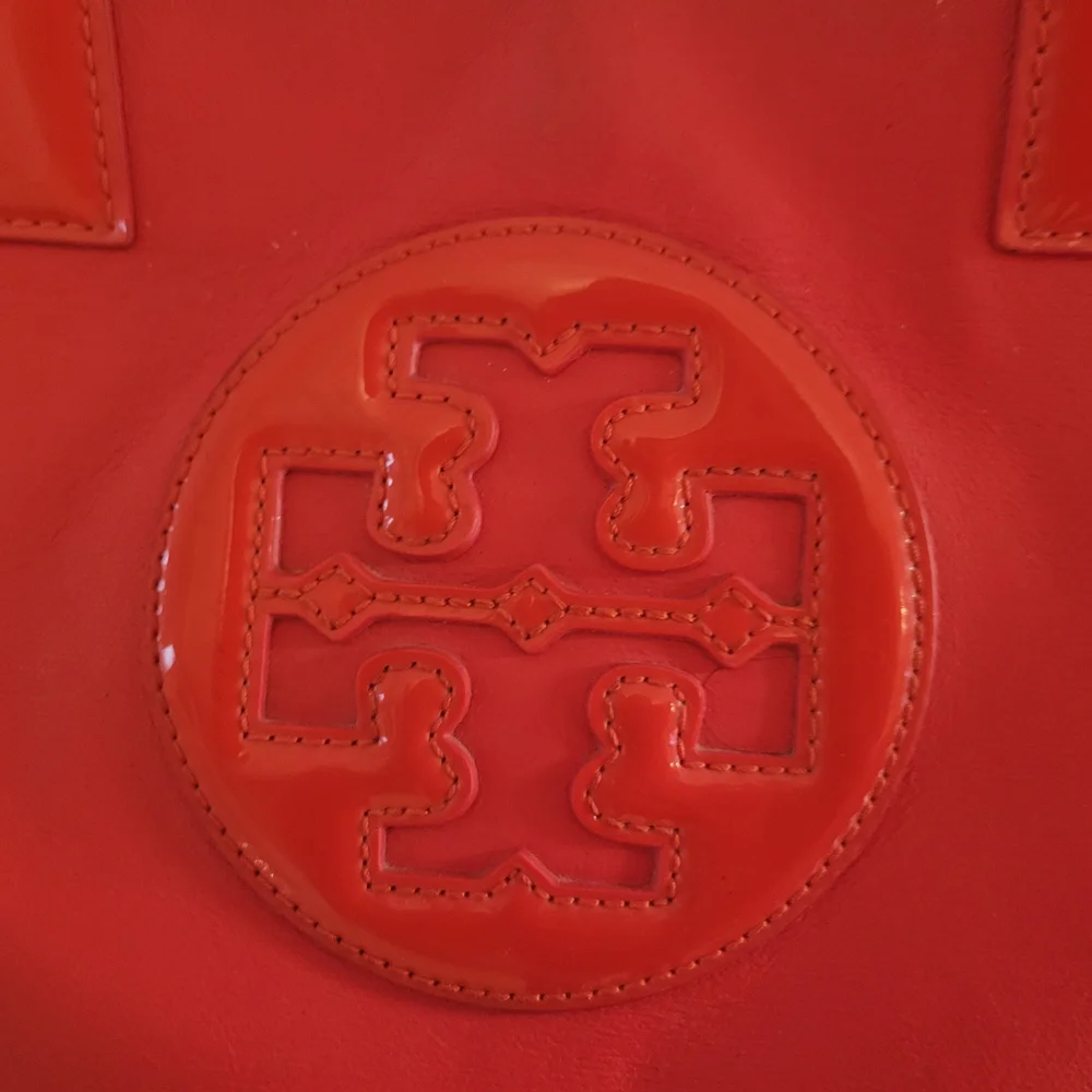 Tory Burch Red Shoulder Bag with Circular Emblem - Picture 2 of 9